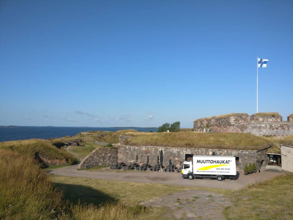 Muuttoauto Suomenlinnalla